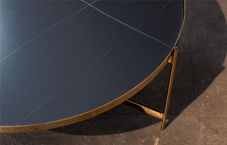 coffeetable-gold-keramik-beistelltisch-desertnight-detail Details Coffeetable in gold mit Keramikplatte in Desert Night