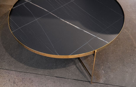 coffeetable-gold-keramik-beistelltisch-desertnight-statementtisch Coffeetable in gold mit Keramikplatte in Desert Night