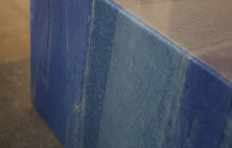 cube-couchtisch-beistelltisch-azul-macaubas-gehrung-ecke Detail von Cube Naturstein Azul Macaubas