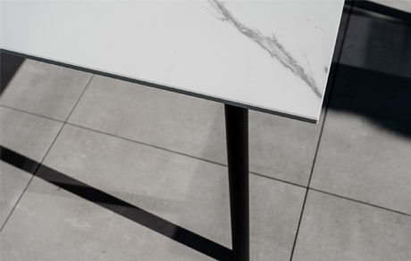 detail-marmowhite-keramikplatte-outdoortisch-schreibtisch Tischecke und Rundrohrbeine von Outdoortisch Marmo White