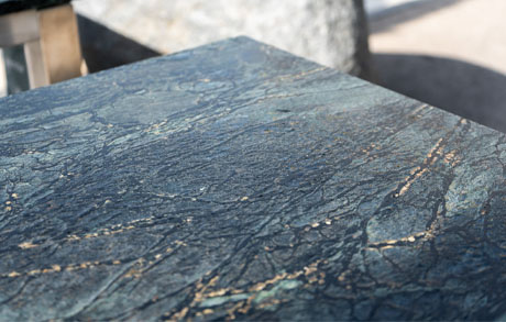 esstisch-natursteintisch-speckstein-details Specksteintisch aus Naturstein mit Rectangle Tischgestell