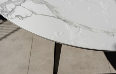 marmowhite-keramiktischplatte-flachstahlgestell-outdoortisch Details von Marmo White Keramik