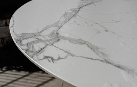 marmowhite-keramiktischplatte-marmoroptik-outdoortisch Maserung von pureto Marmo White Tischplatte
