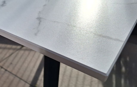 outdoortisch-keramik-fase-marmowhite Detailfoto einer gefasten Keramikkante