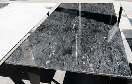 outlettisch-naturstein-flachstahl-cosmicblack Cosmic Black Outlettisch mit Natursteinplatte
