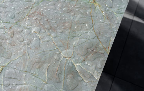 quarzit-jadore-natursteintischplatte-details-wassertropfen Wassertropfen auf Quarzit J'adore Steinplatte