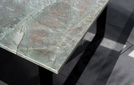 quarzit-jadore-natursteintischplatte-kufentischbeine-mattschwarz Detail von Quarzit J'adore Tischplatte