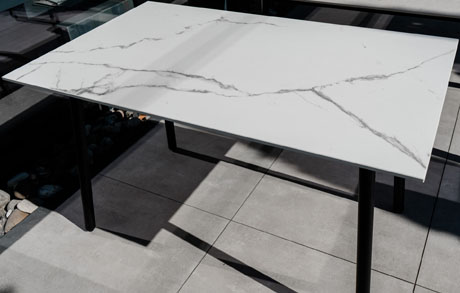 rechtecktisch-marmowhite-keramikplatte-outdoortisch-schreibtisch Tisch mit Keramikplatte und Rundrohrbeinen Marmo White
