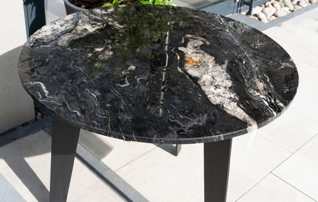 rundertisch-natursteintischplatte-flachstahl-blackwood-cosmicblack Runder Tisch mit Natursteinplatte Black Wood der für draußen geeignet ist