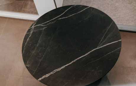 tisch-allblack-nerovelluto-designtisch-tischplatte Runder Tisch aus Keramik mit Flachstahlbeinen