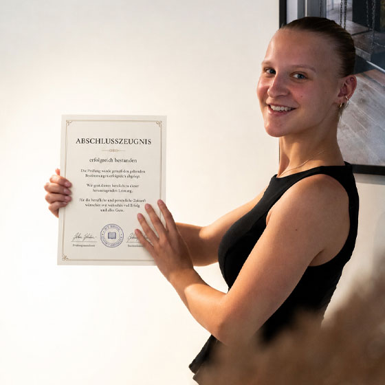 auszubildende-selina-hirzler-abschlusszeugnis Auszubildende Selina hält glücklich ihr Abschlusszeugnis in den Händen