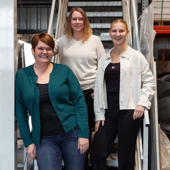 einkaufsteam-gruppenfoto-katja, melanie-selina Gruppenfoto des Einkaufsteams: Katja, Melanie, Selina