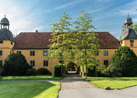 gebaeude-gutboeckel-vorne-haus-anwesen Gut Böckel von vorne bei Sonnenschein