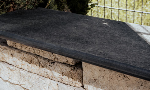 poolumrandung-basalt-anthrazit-abgerundet-mauerabdeckung-geschliffen-gebuerstet Mauerabdeckung aus Basalt Poolrandplatten