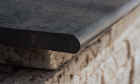 poolumrandung-basalt-anthrazit-abgerundet-rund-poolrand abgerundete und geschliffene und gebürstete Poolrandplatten