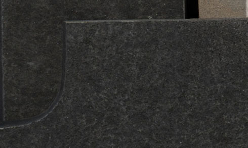 poolumrandung-eckstueck-eckumrandung-basalt-anthrazit-detail Eckstück einer Poolumrandung aus Basalt