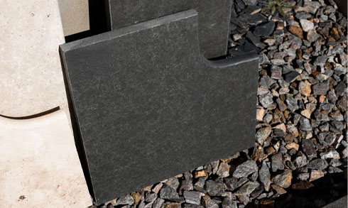 poolumrandung-eckstueck-eckumrandung-basalt-anthrazit Pooleckplatte aus anthrazitfarbenem Basalt
