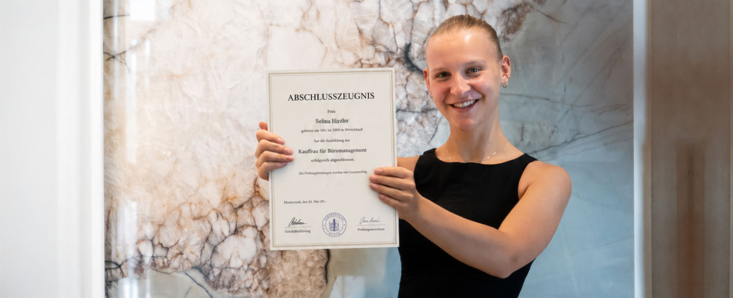 selina-hirzler-abschlusszeugnis-frozenalbawand Selina Hirzler hält stolz ihr Abschlusszegnis in den Händen
