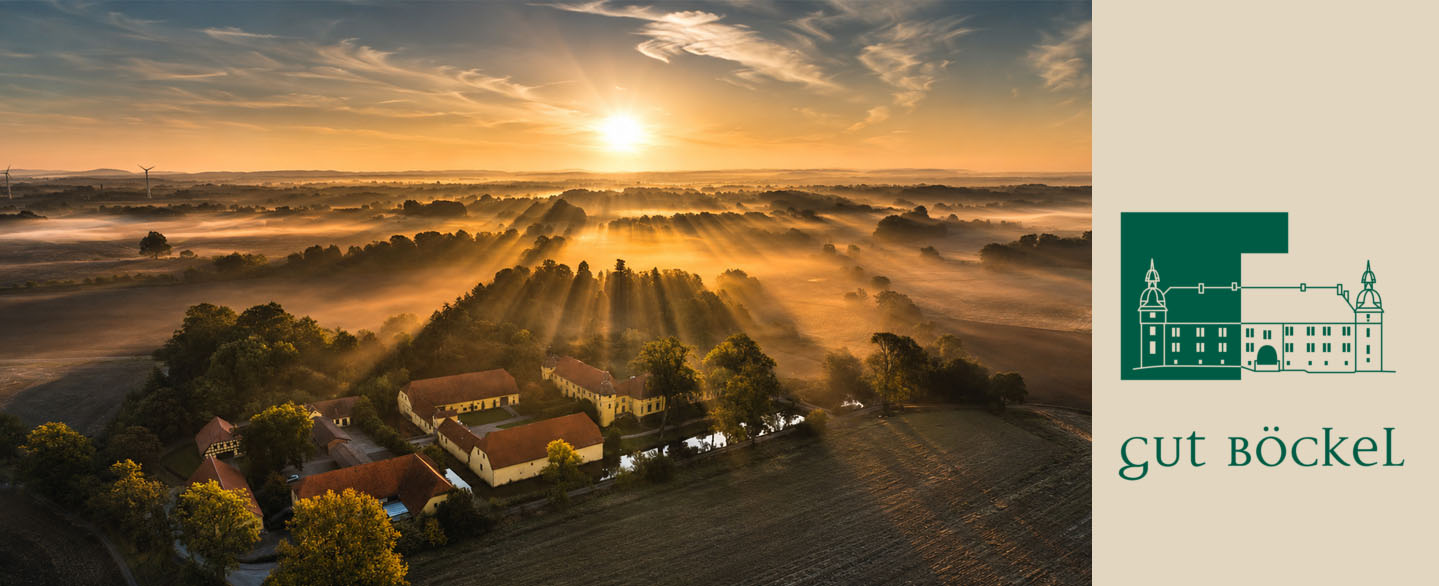 anwesen-gut-boeckel-sonnenaufgang-gebaeude-beige Anwesen Gut Böckel von oben im Sonnenaufgang in beige