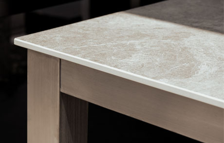 outlettisch-keramiktischplatte-dunenuage-edelstahlgestell-rectangle-detail Strukturierte Keramiktischplatte in beige-grau auf Edelstahl-Tischgestell Rectangle