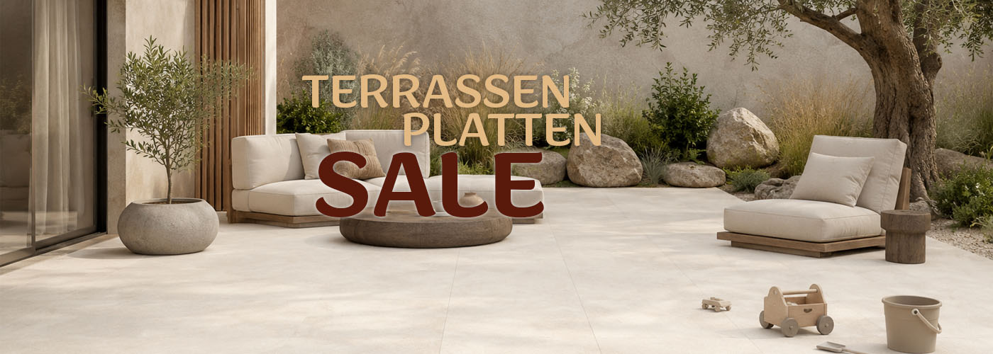 Mediterrane Terrasse mit hellbeigen Terrassenplatten, Sessel und Spielzeug