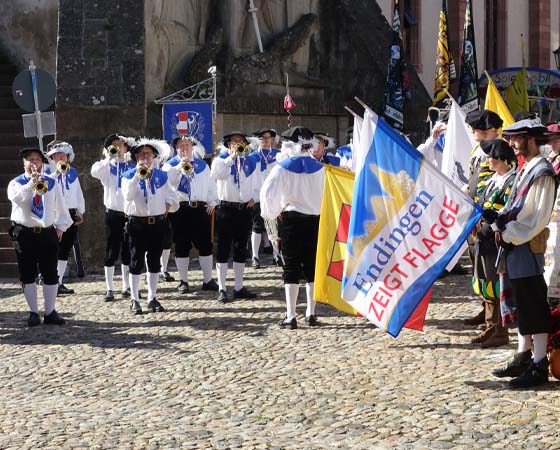 endingenzeigtflagge-beitragsvorschau Fahnenschwinger in den Straßen vom historischen Endingen