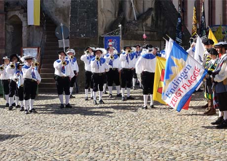 endingenzeigtflagge-fahnenschwinger Fahnenschwinger in den Straßen von Endingen am Kaiserstuhl