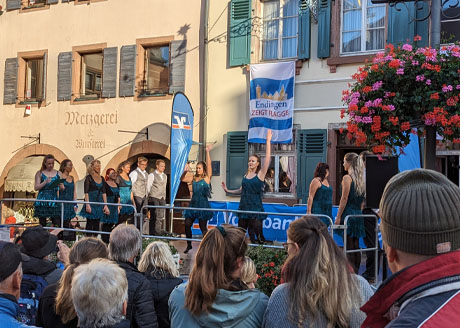 endingenzeigtflagge-tanz-auffuehrung Endingen zeigt Flagge Aufführung Showtanz
