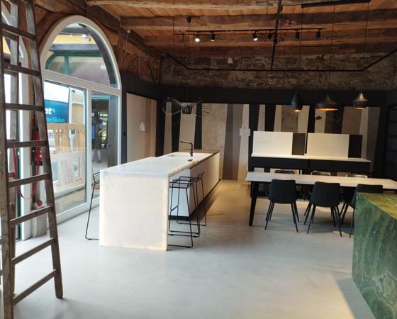 messebau-ausstellungsraum-preview-vorschau Messestand im Aufbau mit Leiter und Werkzeug